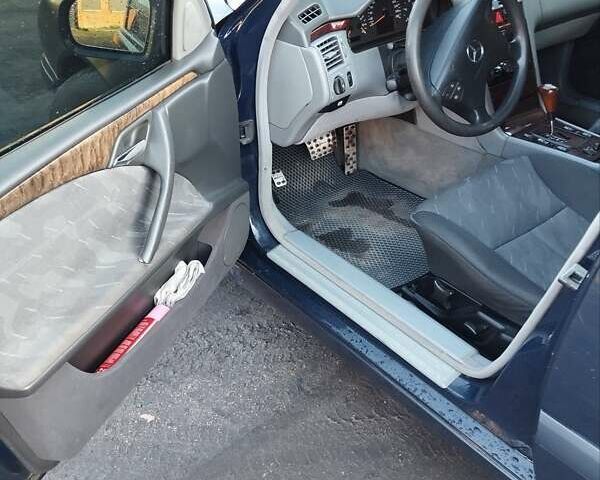 Синий Мерседес Е-Класс, объемом двигателя 2.2 л и пробегом 447 тыс. км за 2700 $, фото 15 на Automoto.ua