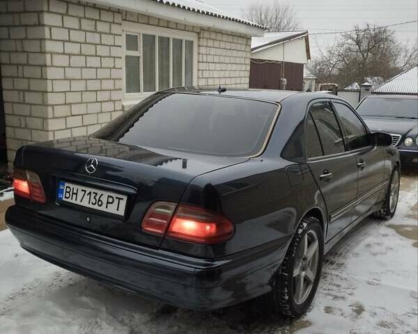 Синий Мерседес Е-Класс, объемом двигателя 2.8 л и пробегом 280 тыс. км за 3800 $, фото 2 на Automoto.ua