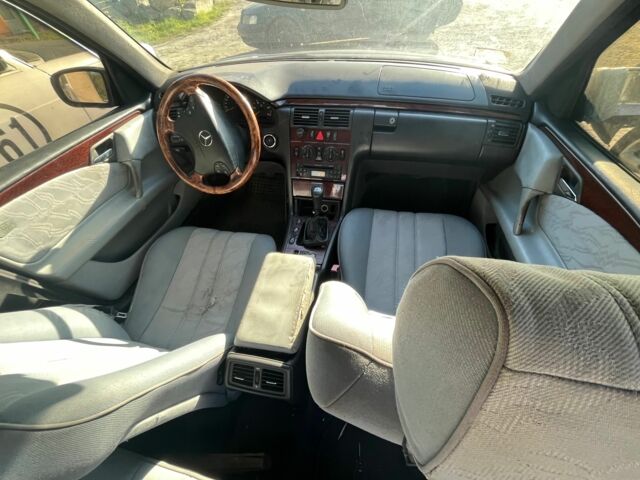 Синий Мерседес Е-Класс, объемом двигателя 2.2 л и пробегом 365 тыс. км за 1900 $, фото 10 на Automoto.ua