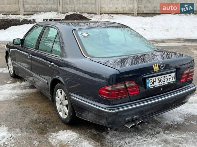 Синий Мерседес Е-Класс, объемом двигателя 3.2 л и пробегом 305 тыс. км за 2500 $, фото 5 на Automoto.ua