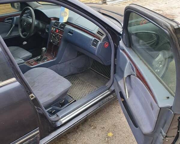 Синий Мерседес Е-Класс, объемом двигателя 2.69 л и пробегом 510 тыс. км за 3200 $, фото 7 на Automoto.ua