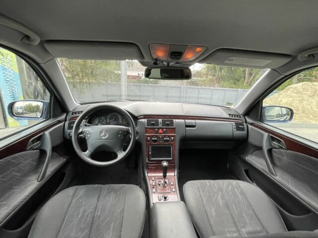 Синий Мерседес Е-Класс, объемом двигателя 2.2 л и пробегом 326 тыс. км за 4300 $, фото 6 на Automoto.ua