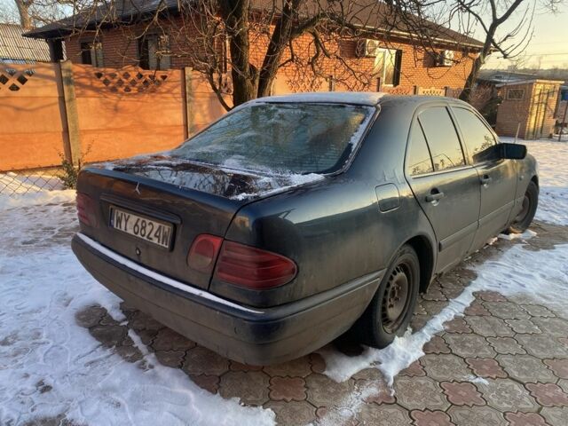 Синий Мерседес Е-Класс, объемом двигателя 2 л и пробегом 200 тыс. км за 2100 $, фото 7 на Automoto.ua