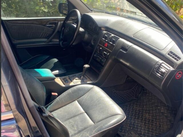 Синий Мерседес Е-Класс, объемом двигателя 2.1 л и пробегом 410 тыс. км за 3800 $, фото 3 на Automoto.ua