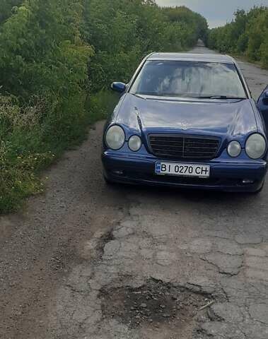 Синий Мерседес Е-Класс, объемом двигателя 2.4 л и пробегом 300 тыс. км за 4500 $, фото 1 на Automoto.ua