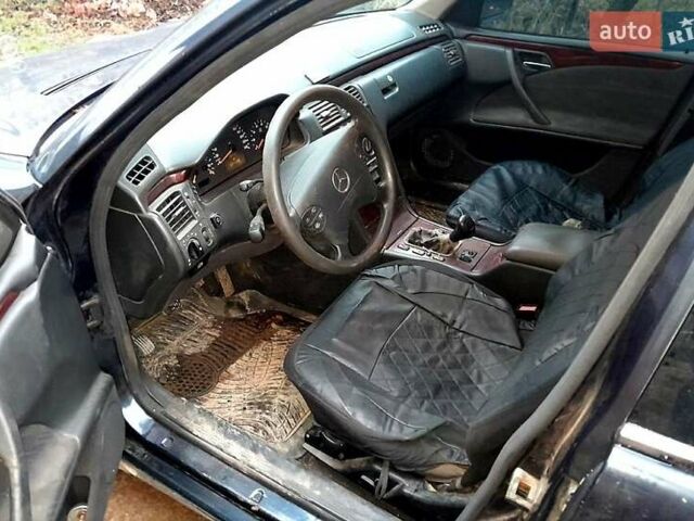 Синий Мерседес Е-Класс, объемом двигателя 2.4 л и пробегом 272 тыс. км за 3200 $, фото 3 на Automoto.ua