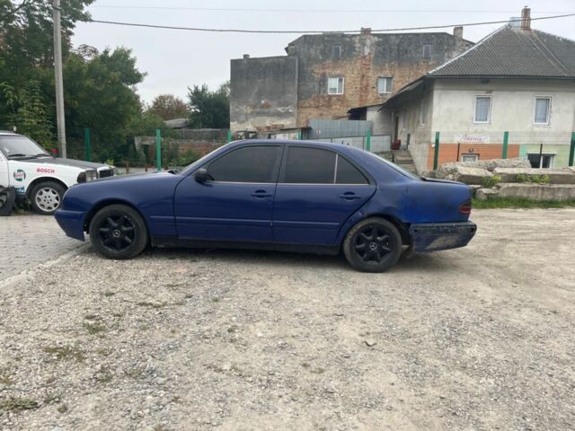 Синий Мерседес Е-Класс, объемом двигателя 2.2 л и пробегом 365 тыс. км за 1900 $, фото 3 на Automoto.ua