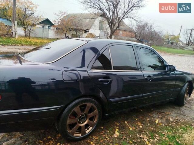 Синий Мерседес Е-Класс, объемом двигателя 2 л и пробегом 300 тыс. км за 3700 $, фото 3 на Automoto.ua