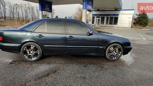 Синій Мерседес Е-Клас, об'ємом двигуна 2 л та пробігом 300 тис. км за 4700 $, фото 6 на Automoto.ua