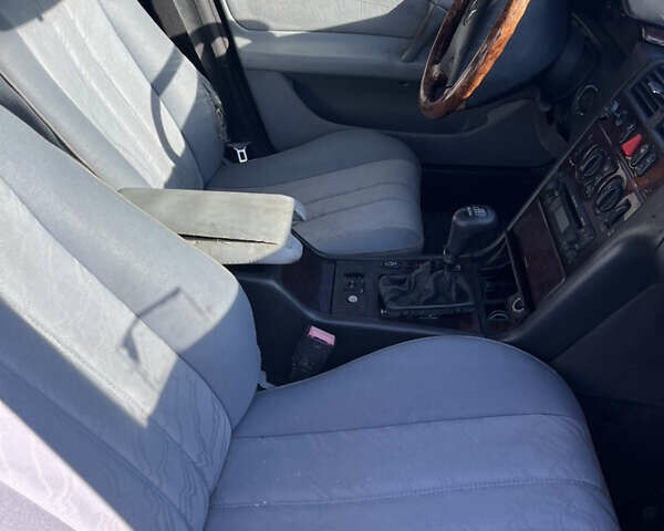 Синий Мерседес Е-Класс, объемом двигателя 2.2 л и пробегом 400 тыс. км за 1200 $, фото 14 на Automoto.ua