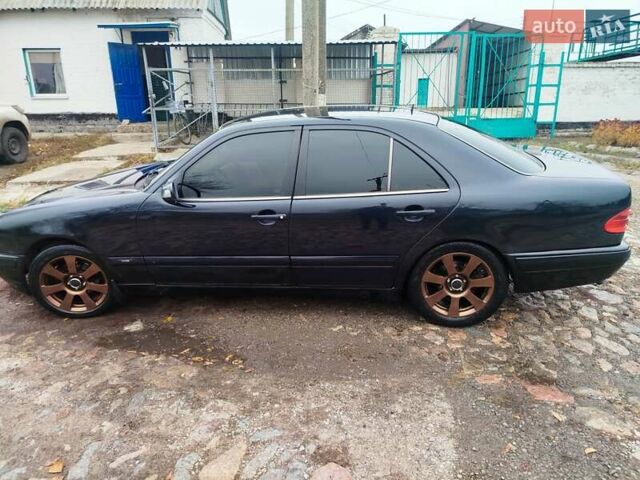 Синий Мерседес Е-Класс, объемом двигателя 2 л и пробегом 300 тыс. км за 2900 $, фото 4 на Automoto.ua