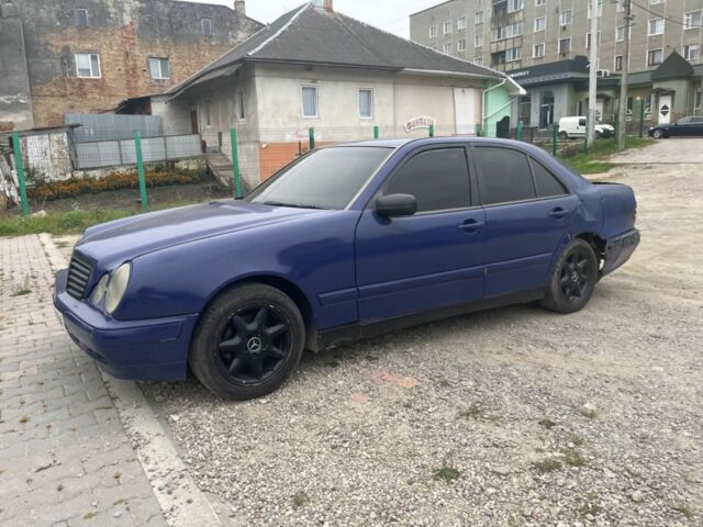 Синий Мерседес Е-Класс, объемом двигателя 2.2 л и пробегом 365 тыс. км за 1900 $, фото 2 на Automoto.ua