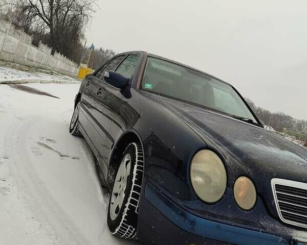 Синий Мерседес Е-Класс, объемом двигателя 2.2 л и пробегом 329 тыс. км за 4500 $, фото 3 на Automoto.ua