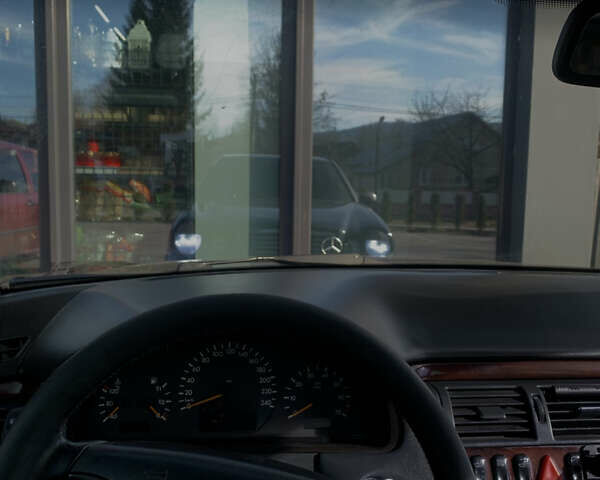 Синий Мерседес Е-Класс, объемом двигателя 2.4 л и пробегом 250 тыс. км за 2550 $, фото 4 на Automoto.ua