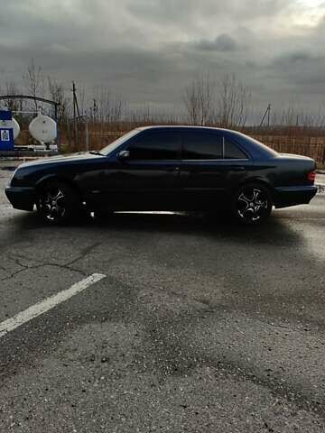 Синій Мерседес Е-Клас, об'ємом двигуна 2 л та пробігом 300 тис. км за 4700 $, фото 2 на Automoto.ua