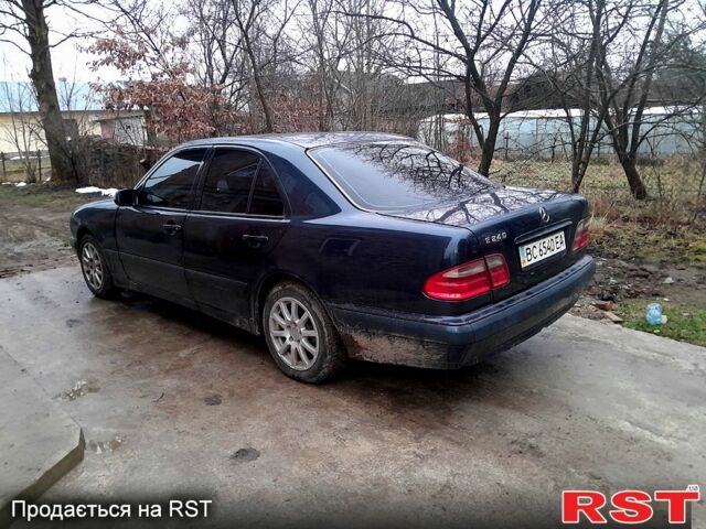 Синий Мерседес Е-Класс, объемом двигателя 2.4 л и пробегом 272 тыс. км за 3200 $, фото 2 на Automoto.ua
