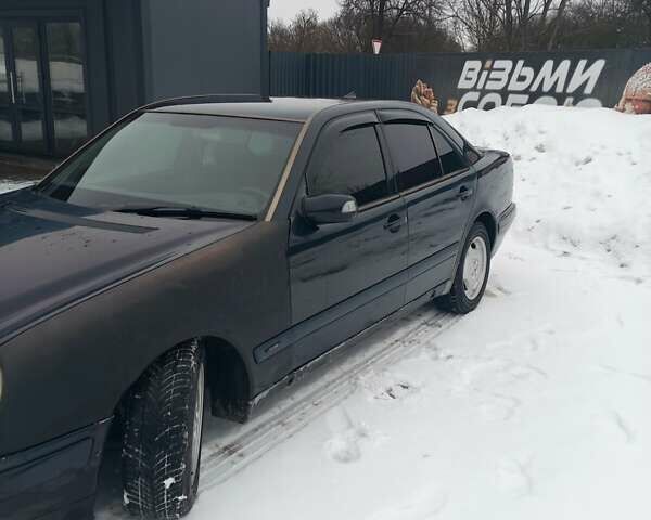 Синий Мерседес Е-Класс, объемом двигателя 2.2 л и пробегом 447 тыс. км за 2599 $, фото 1 на Automoto.ua