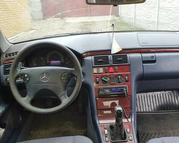 Синий Мерседес Е-Класс, объемом двигателя 2.69 л и пробегом 510 тыс. км за 3200 $, фото 8 на Automoto.ua