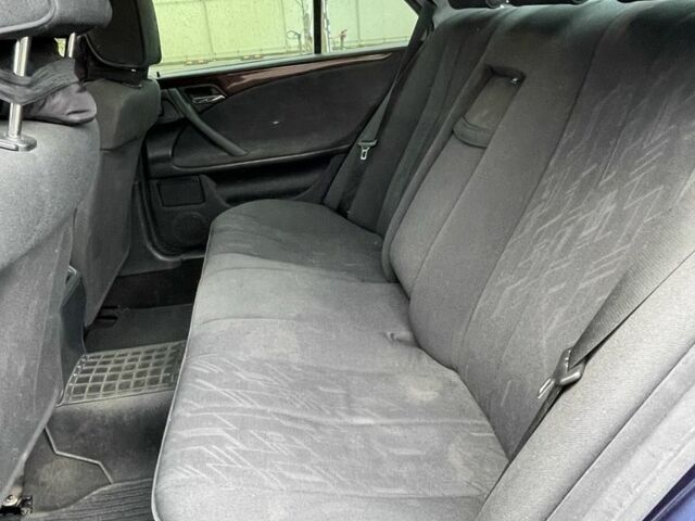 Синий Мерседес Е-Класс, объемом двигателя 2.2 л и пробегом 326 тыс. км за 4300 $, фото 14 на Automoto.ua