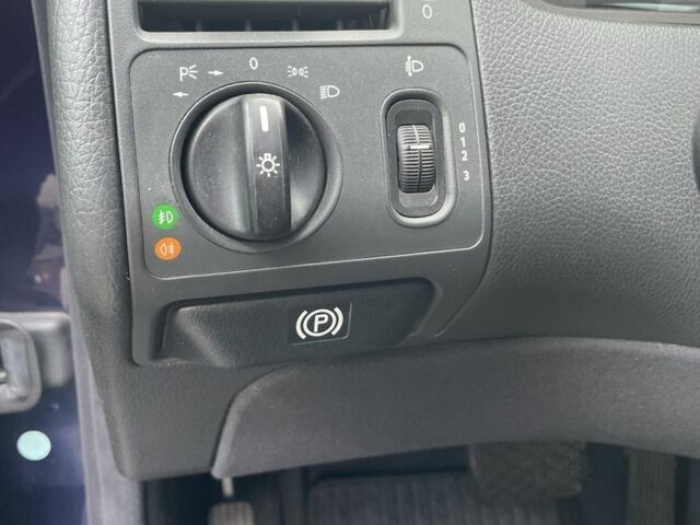 Синий Мерседес Е-Класс, объемом двигателя 2.2 л и пробегом 326 тыс. км за 4300 $, фото 13 на Automoto.ua