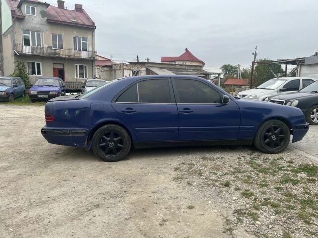 Синий Мерседес Е-Класс, объемом двигателя 2.2 л и пробегом 365 тыс. км за 1900 $, фото 6 на Automoto.ua