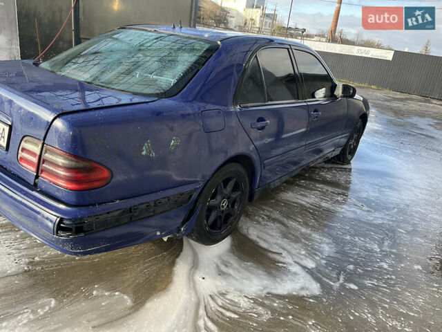 Синій Мерседес Е-Клас, об'ємом двигуна 2.2 л та пробігом 400 тис. км за 1200 $, фото 3 на Automoto.ua