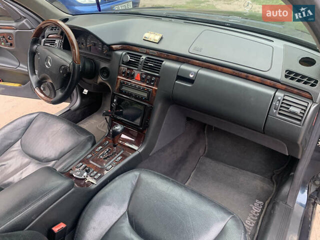 Синій Мерседес Е-Клас, об'ємом двигуна 3.2 л та пробігом 311 тис. км за 4500 $, фото 5 на Automoto.ua