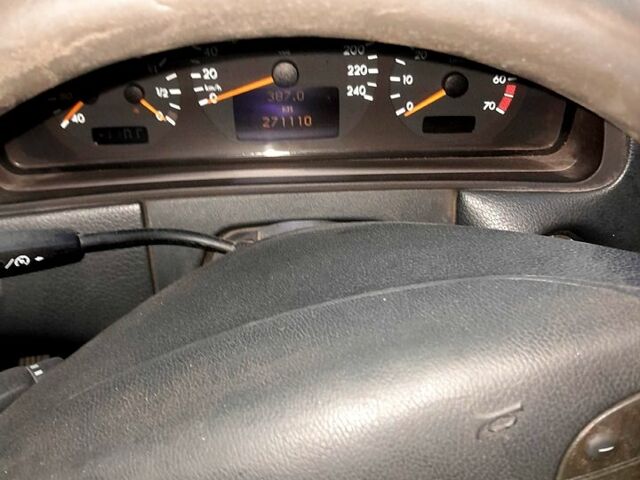 Синий Мерседес Е-Класс, объемом двигателя 2.4 л и пробегом 272 тыс. км за 3200 $, фото 3 на Automoto.ua