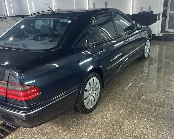 Синий Мерседес Е-Класс, объемом двигателя 2.8 л и пробегом 305 тыс. км за 6500 $, фото 5 на Automoto.ua