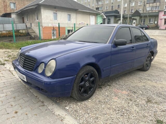 Синий Мерседес Е-Класс, объемом двигателя 2.2 л и пробегом 365 тыс. км за 1900 $, фото 1 на Automoto.ua