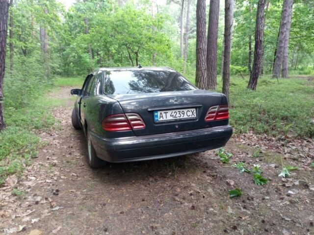 Синій Мерседес Е-Клас, об'ємом двигуна 2.1 л та пробігом 468 тис. км за 1850 $, фото 3 на Automoto.ua