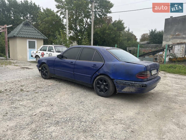 Синий Мерседес Е-Класс, объемом двигателя 2.2 л и пробегом 384 тыс. км за 1900 $, фото 5 на Automoto.ua