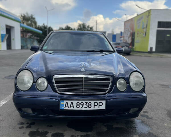 Синий Мерседес Е-Класс, объемом двигателя 2.2 л и пробегом 314 тыс. км за 4999 $, фото 2 на Automoto.ua