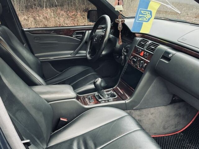 Синий Мерседес Е-Класс, объемом двигателя 2.4 л и пробегом 370 тыс. км за 3700 $, фото 7 на Automoto.ua