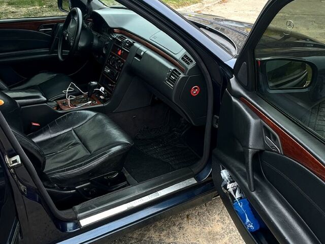 Синий Мерседес Е-Класс, объемом двигателя 2.1 л и пробегом 390 тыс. км за 5000 $, фото 8 на Automoto.ua