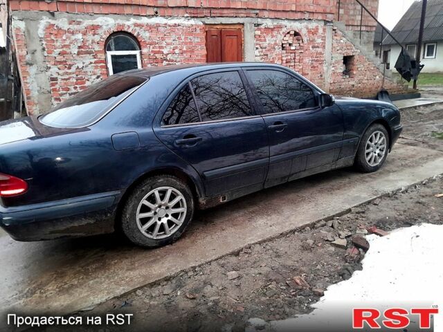 Синий Мерседес Е-Класс, объемом двигателя 2.4 л и пробегом 272 тыс. км за 3200 $, фото 1 на Automoto.ua