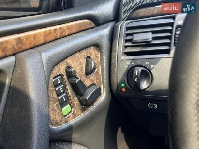 Синий Мерседес Е-Класс, объемом двигателя 3.2 л и пробегом 471 тыс. км за 5000 $, фото 17 на Automoto.ua