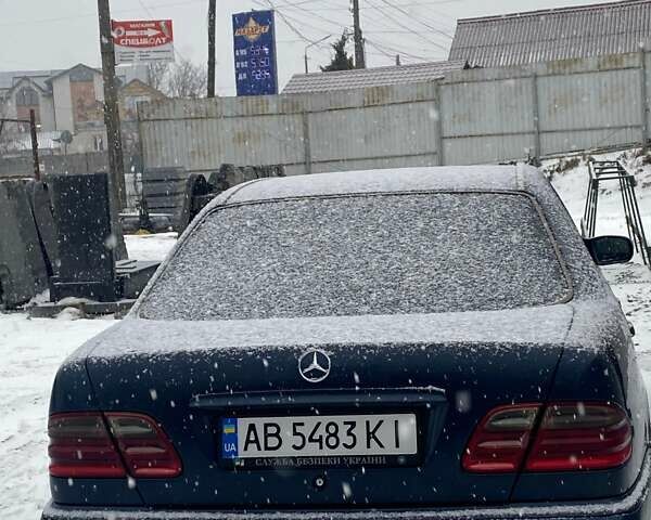 Синий Мерседес Е-Класс, объемом двигателя 2 л и пробегом 408 тыс. км за 3000 $, фото 5 на Automoto.ua