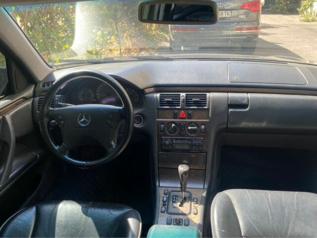 Синий Мерседес Е-Класс, объемом двигателя 2.1 л и пробегом 410 тыс. км за 3800 $, фото 5 на Automoto.ua