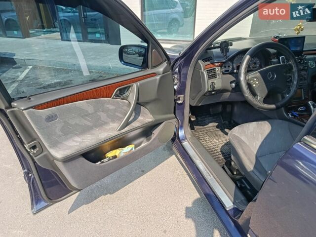 Синий Мерседес Е-Класс, объемом двигателя 2.2 л и пробегом 370 тыс. км за 3700 $, фото 16 на Automoto.ua
