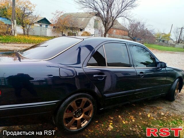 Синій Мерседес Е-Клас, об'ємом двигуна 2 л та пробігом 300 тис. км за 3700 $, фото 5 на Automoto.ua