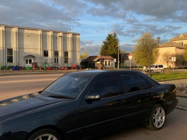 Синій Мерседес Е-Клас, об'ємом двигуна 2 л та пробігом 500 тис. км за 4300 $, фото 3 на Automoto.ua