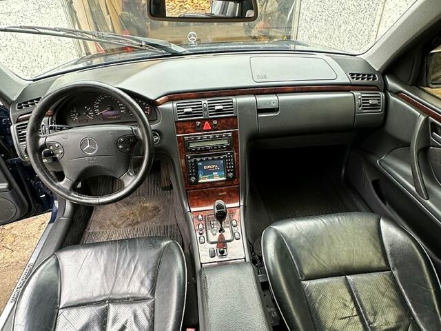 Синий Мерседес Е-Класс, объемом двигателя 4.3 л и пробегом 288 тыс. км за 1850 $, фото 4 на Automoto.ua