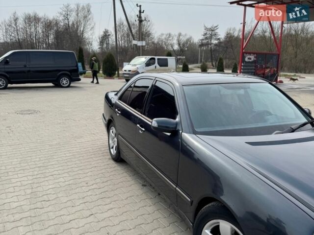 Синий Мерседес Е-Класс, объемом двигателя 3.2 л и пробегом 380 тыс. км за 3700 $, фото 5 на Automoto.ua
