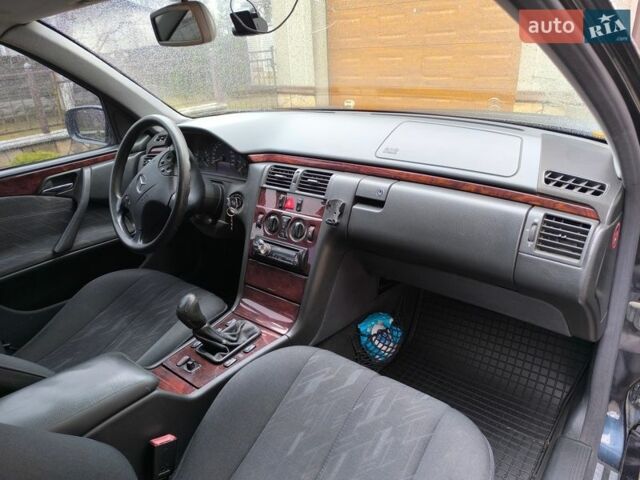 Синий Мерседес Е-Класс, объемом двигателя 2.2 л и пробегом 360 тыс. км за 4500 $, фото 27 на Automoto.ua