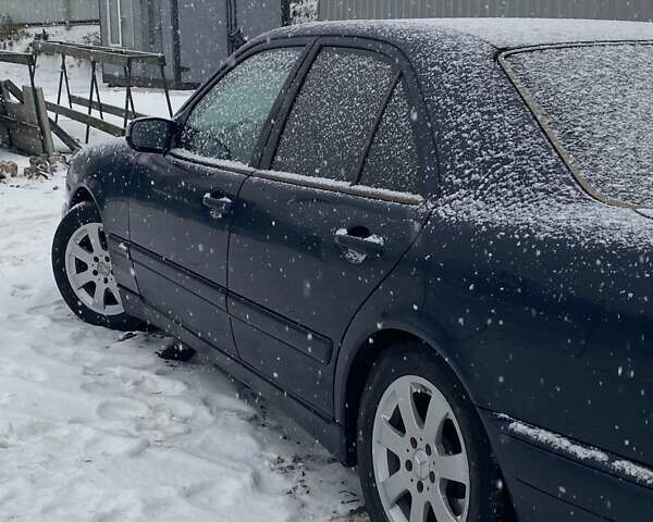 Синий Мерседес Е-Класс, объемом двигателя 2 л и пробегом 408 тыс. км за 3000 $, фото 2 на Automoto.ua