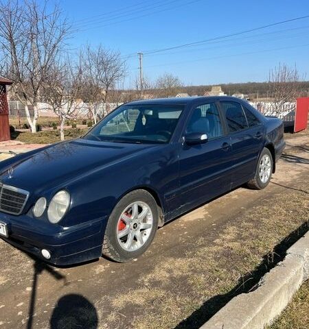 Синий Мерседес Е-Класс, объемом двигателя 2.2 л и пробегом 380 тыс. км за 3800 $, фото 2 на Automoto.ua