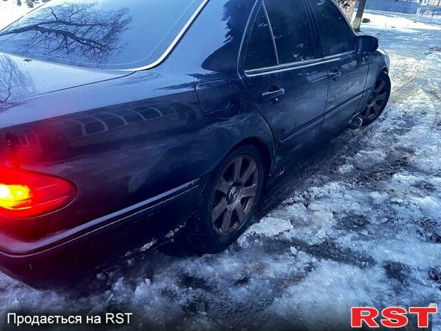 Синій Мерседес Е-Клас, об'ємом двигуна 2 л та пробігом 320 тис. км за 3000 $, фото 2 на Automoto.ua