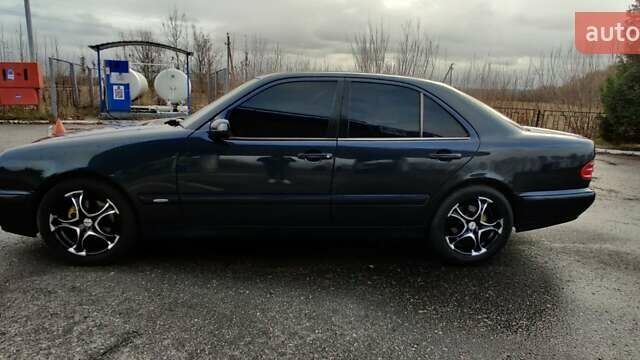 Синій Мерседес Е-Клас, об'ємом двигуна 2 л та пробігом 300 тис. км за 4700 $, фото 5 на Automoto.ua