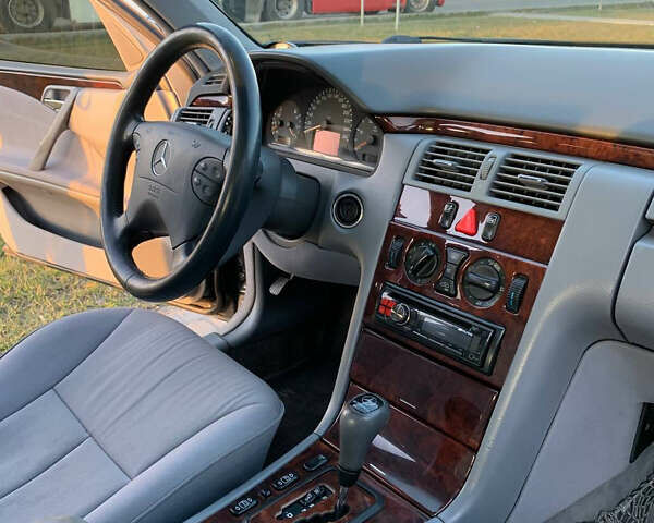 Синій Мерседес Е-Клас, об'ємом двигуна 2.2 л та пробігом 450 тис. км за 5200 $, фото 12 на Automoto.ua